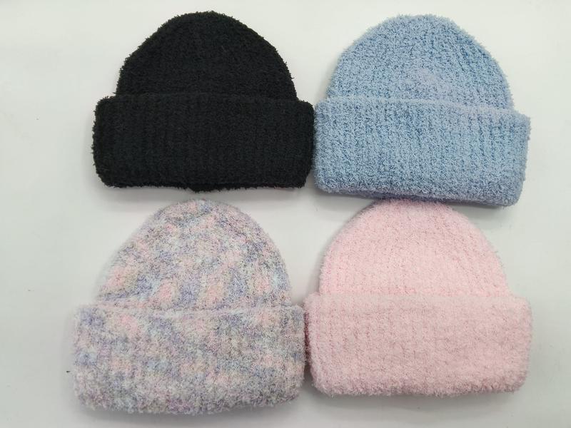 Quatre bonnets duveteux à revers en noir