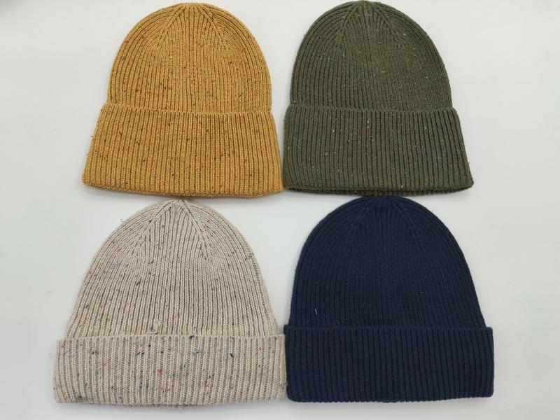 Quatre bonnets côtelés chinés coloris moutarde
