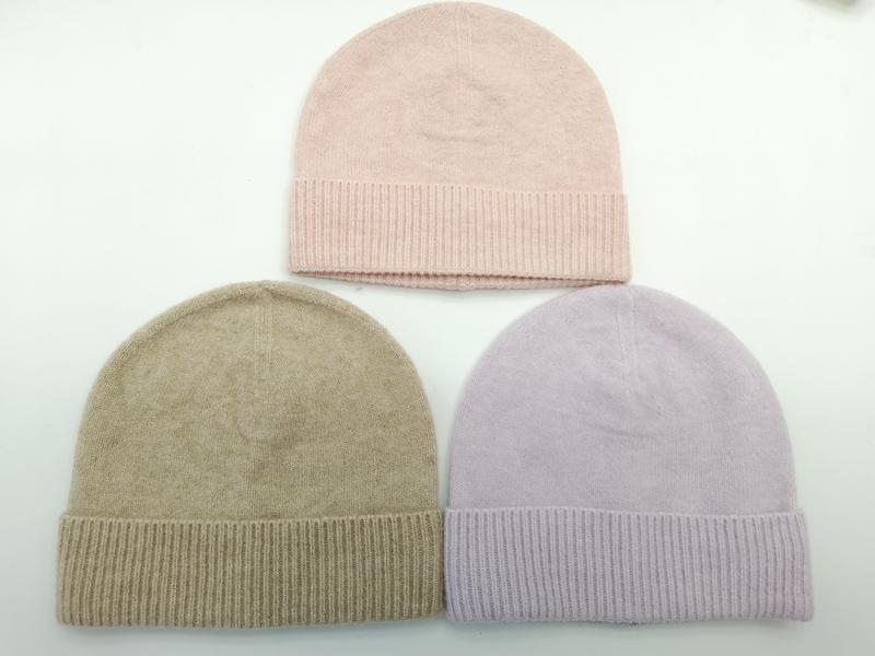 Trois bonnets tricot rose poudré