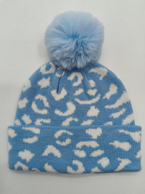 Bonnet léopard bleu ciel et blanc avec pompon moelleux fausse fourrure
