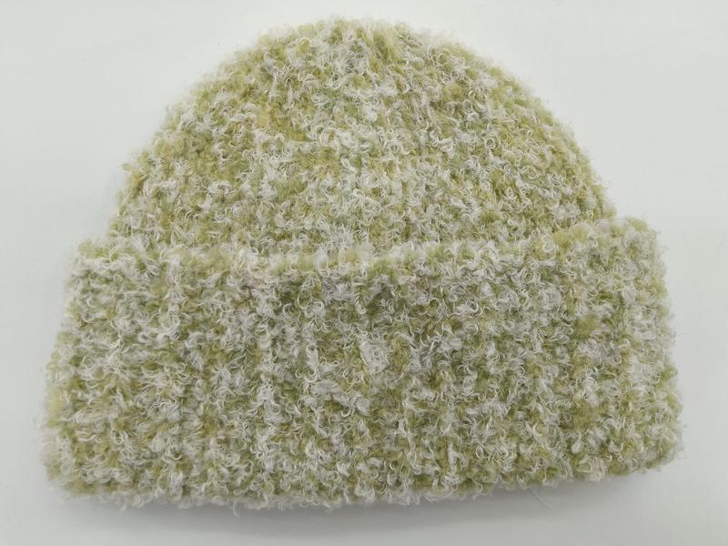 Bonnet bouclette vert sauge et crème avec revers replié