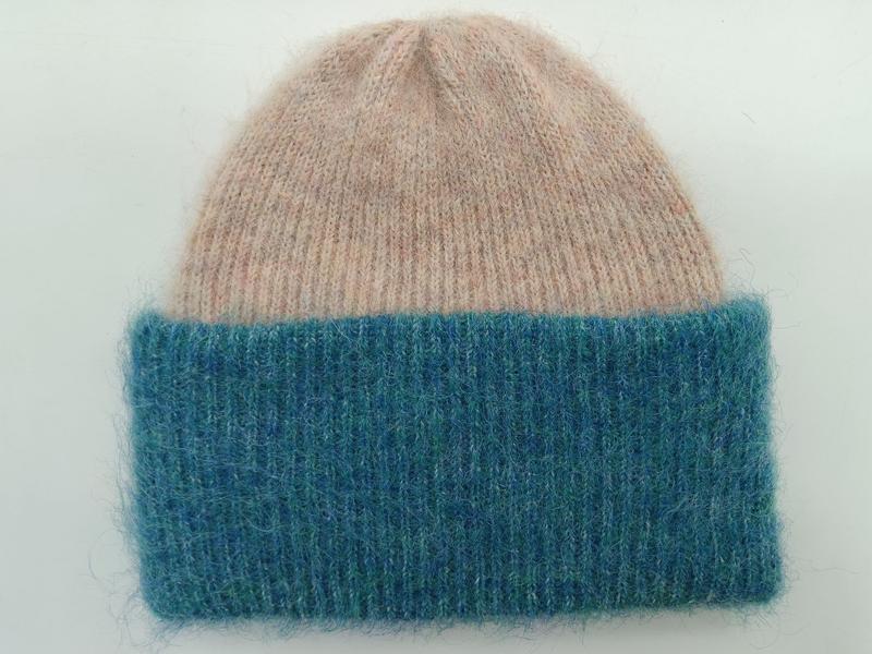 Bonnet doux bicolore rose poudré et bordure côtelée vert canard
