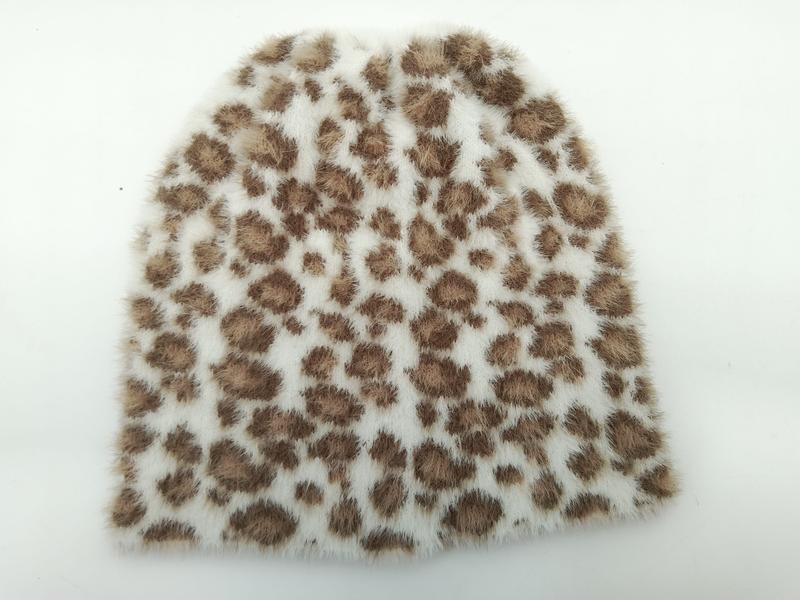 Bonnet blanc en fausse fourrure douce avec imprimé léopard marron