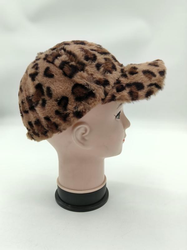Casquette fausse fourrure léopard beige et marron portée sur tête de mannequin