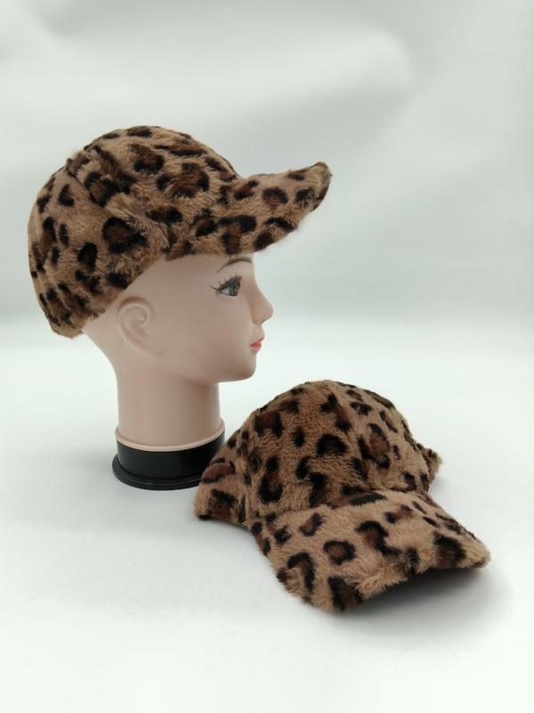 Deux casquettes fausse fourrure léopard camel et marron