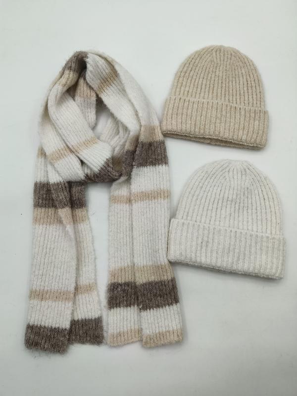 Deux bonnets côtelés beige et crème avec écharpe rayée tricot tons naturels