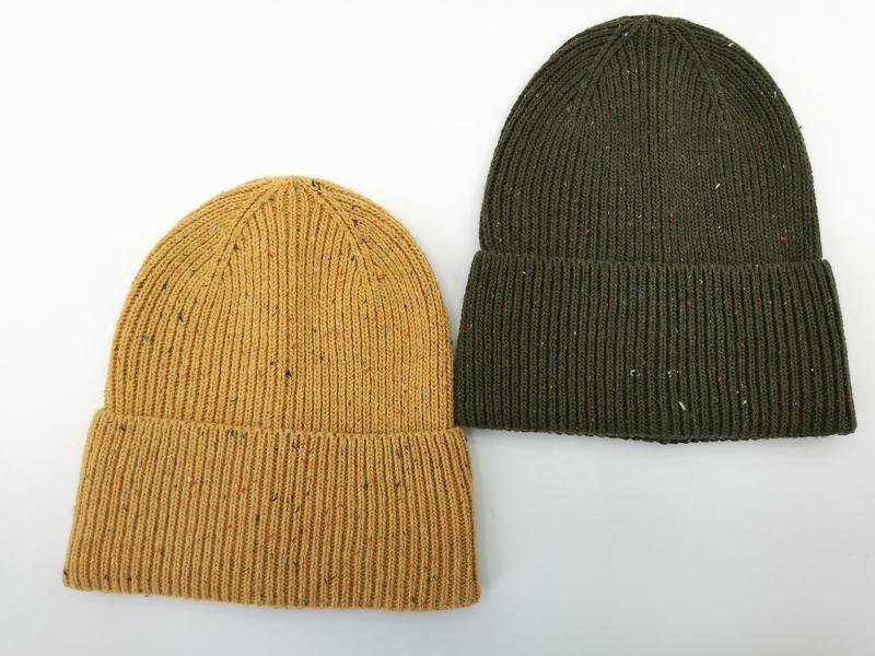 Deux bonnets côtelés chinés moutarde jaune et vert olive avec détail fleck multicolore