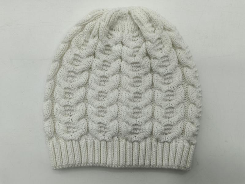 Bonnet blanc tricoté point torsadé bubble texture avec bord côte replié