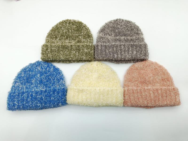 Cinq bonnets en laine bouclé vert olive