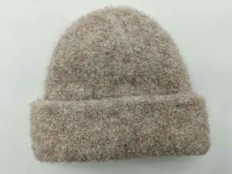 Bonnet revers en laine bouclé texturée couleur oatmeal beige