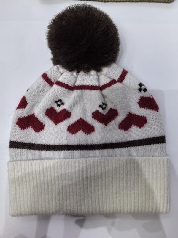 Bonnet tricoté blanc motif cœurs rouges Fair Isle avec pompon fausse fourrure marron foncé et revers côtelé – bonnet hiver romantique