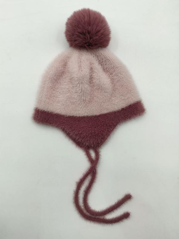 Bonnet cache-oreilles rose poudré en maille douce avec pompon mauve foncé et lanières