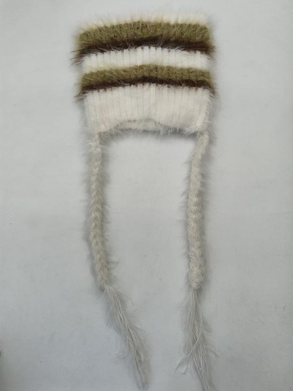Bonnet à rayures floconneuses crème et vert olive avec longues tresses et pompons