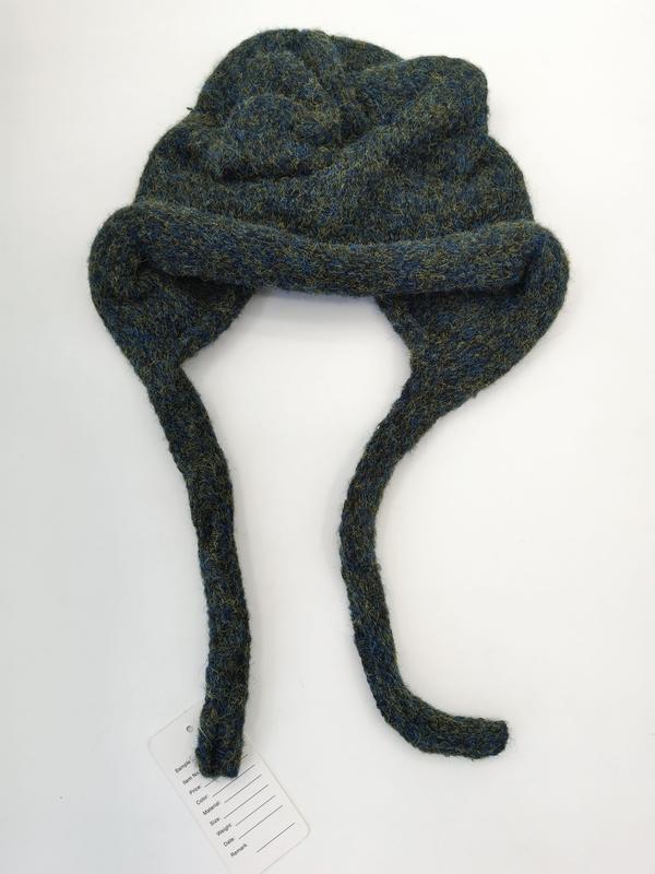 Bonnet à oreillettes en grosse maille chiné bleu-vert avec longues tresses