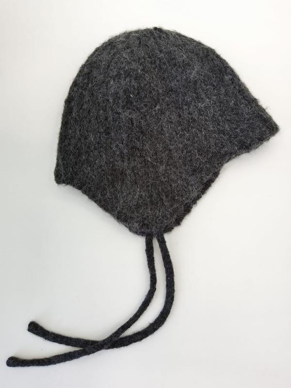 Bonnet béguin tricoté main en laine feutrée gris anthracite avec cache-oreilles et liens tressés