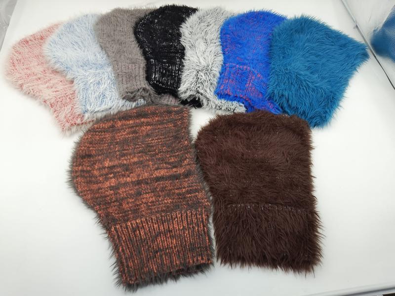 Sept bonnets moelleux en maille et fausse fourrure rose