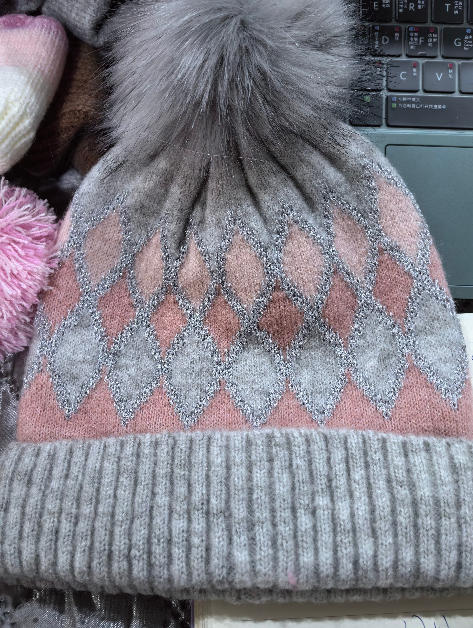 Bonnet tricoté motif argyle losange gris et rose avec grand pompon fausse fourrure sur fond blanc – bonnet femme tendance hiver