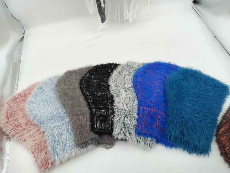 Six bonnets en maille bouclée rose