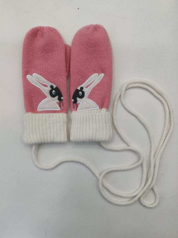 Moufles tricotées rose pour bébé avec appliqué lapin noir et blanc