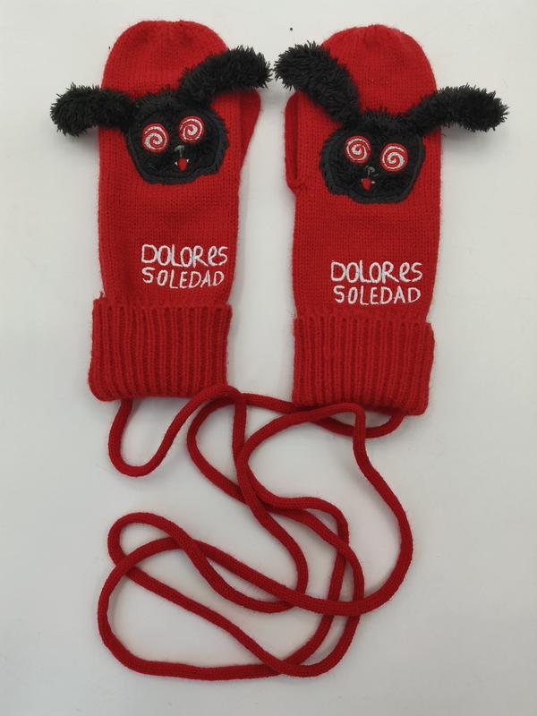 Moufles tricotées rouges avec appliqué monstre duveteux