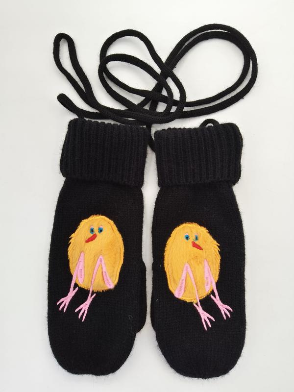Paire de moufles en laine noire avec broderie poussin jaune pattes roses et cordon de sécurité noir