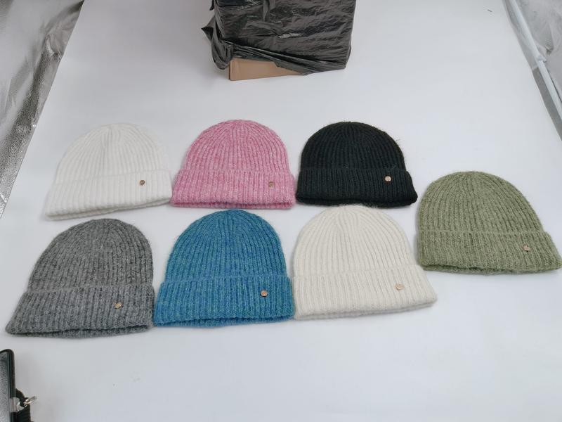 Sept bonnets côtelés blanc