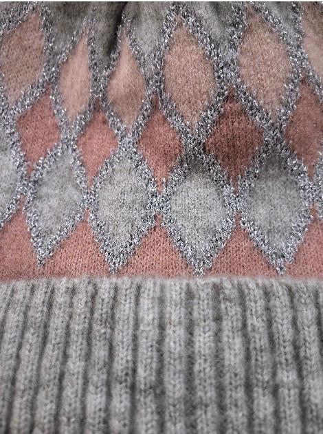 Gros plan bonnet tricoté motif losange argyle rose et gris avec fil métallisé argenté et revers côtelé gris – bonnet femme chic hiver