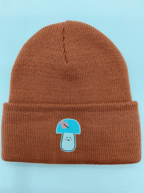 Bonnet brun rouille à revers en maille côtelée avec patch personnage champignon kawaii