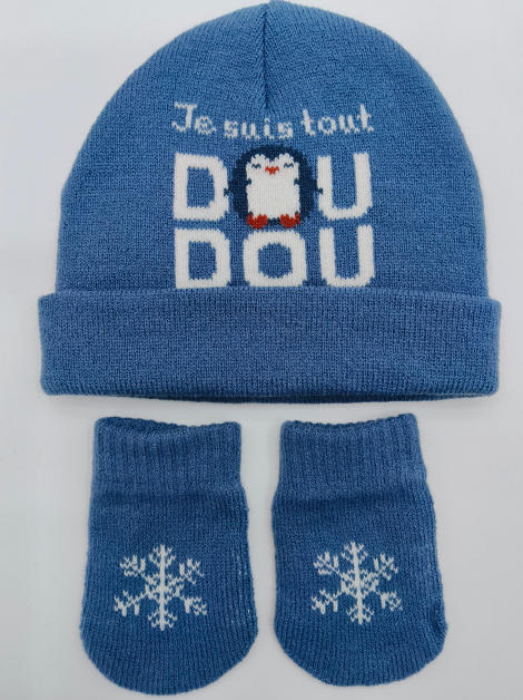 Ensemble bonnet et moufles bébé tricoté bleu avec motif pingouin et flocons de neige sur fond clair