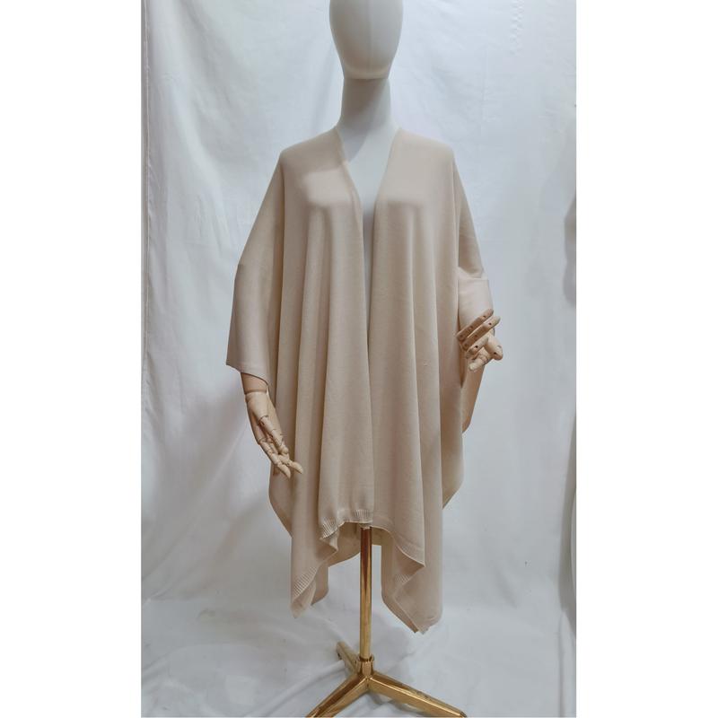 Cape poncho oversize beige ouvert devant en maille douce à ourlet côtelé drapée sur mannequin
