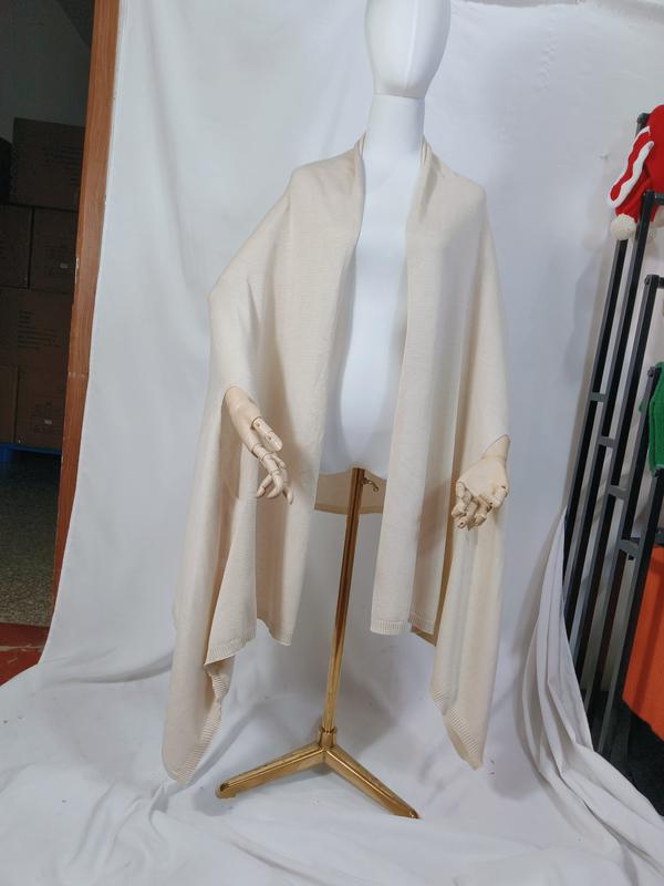 Châle wrap crème ivoire en maille fine ouvert devant avec ourlet côtelé et silhouette oversize sur mannequin