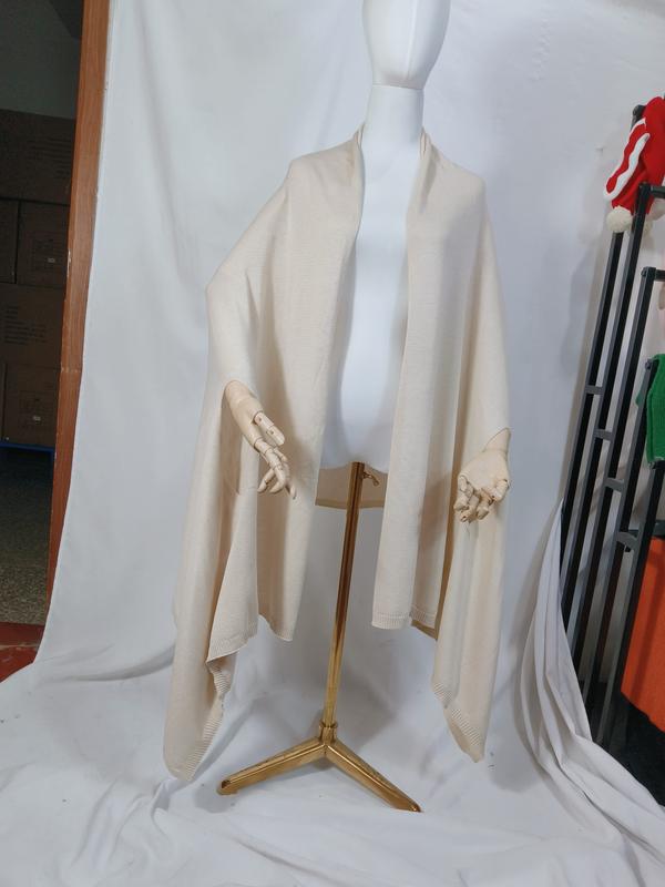 Poncho châle wrap crème ivoire en maille fine ouvert devant avec ourlet côtelé drapé sur mannequin
