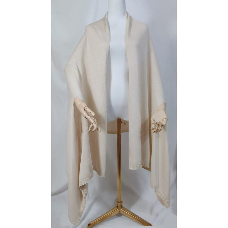 Châle wrap crème ivoire tricoté sur mannequin avec mains en bois et trépied doré