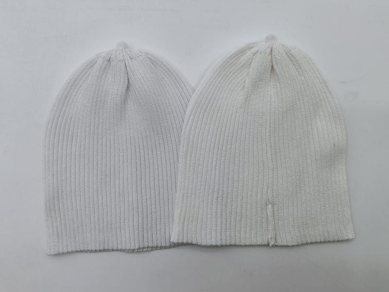 Deux bonnets en maille côtelée fine posés à plat