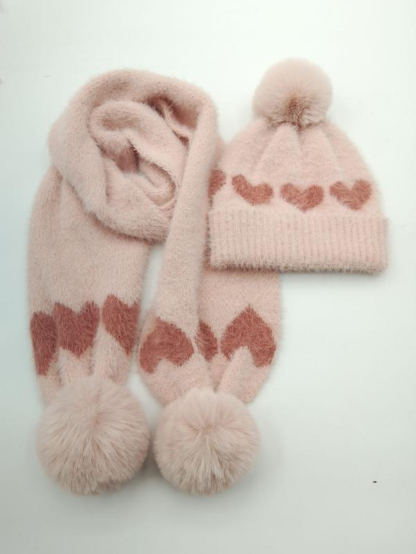 Ensemble bonnet et écharpe rose en maille moelleuse avec motif jacquard cœurs et pompons fausse fourrure sur fond blanc