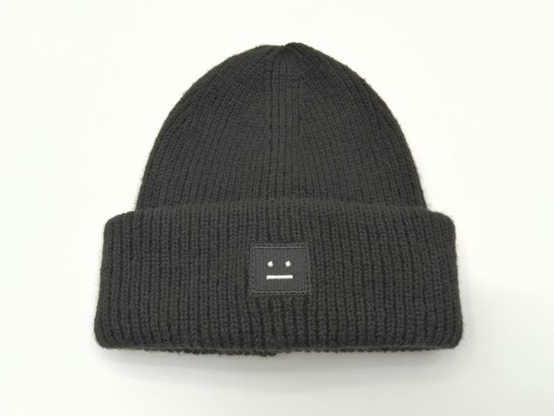 Bonnet grosse maille noire avec revers côtelé et patch brodé visage