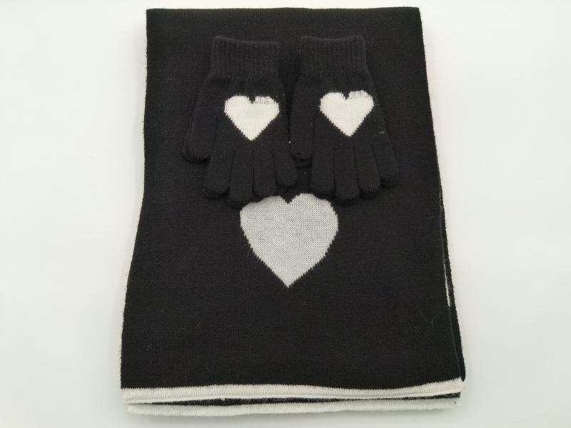 Ensemble écharpe et gants tricot noir motif cœurs blancs jacquard