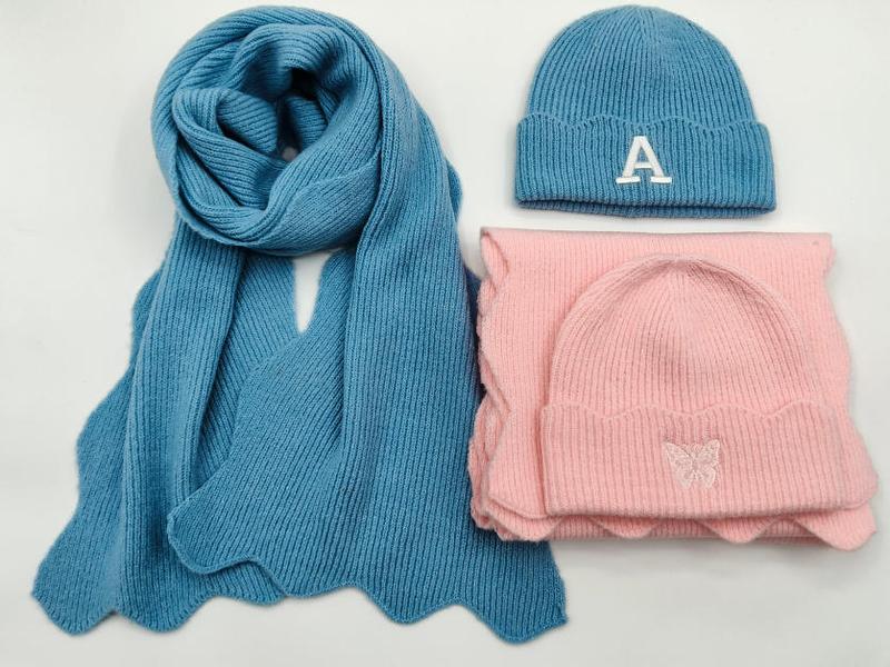 Set bonnet lettre brodée bleu et bonnet papillon rose avec écharpes assorties