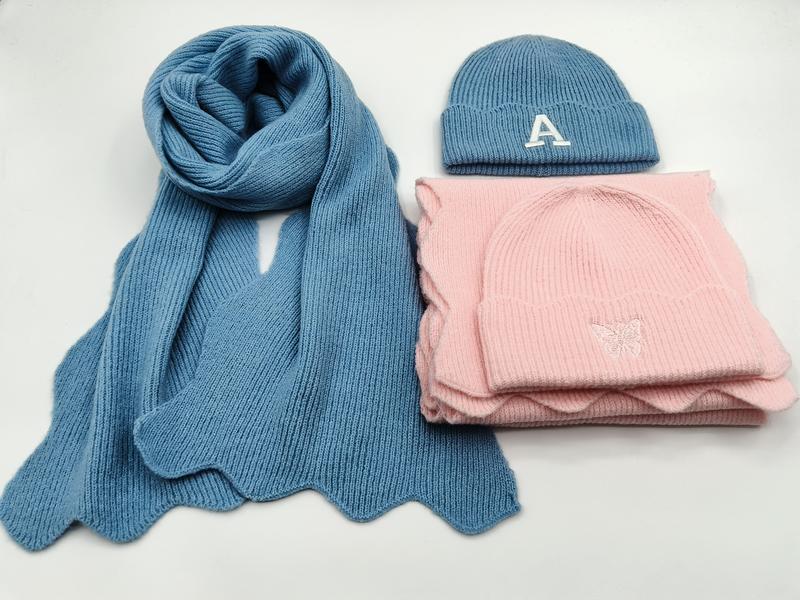 Écharpe côtelée bleue et bonnet brodé lettre