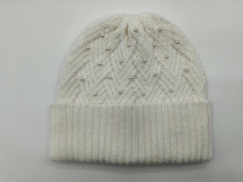 Bonnet grosse maille crème motif chevrons zigzag avec perles nacrées cousues