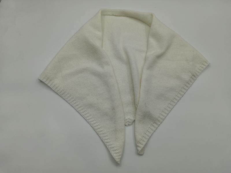 Étole tricot ivoire crème avec bords picots dentelle et pointes effilées