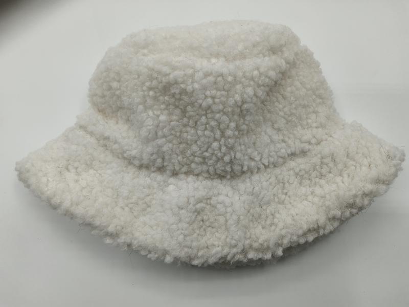 Bob sherpa crème texture boucle teddy duveteuse posé sur fond blanc