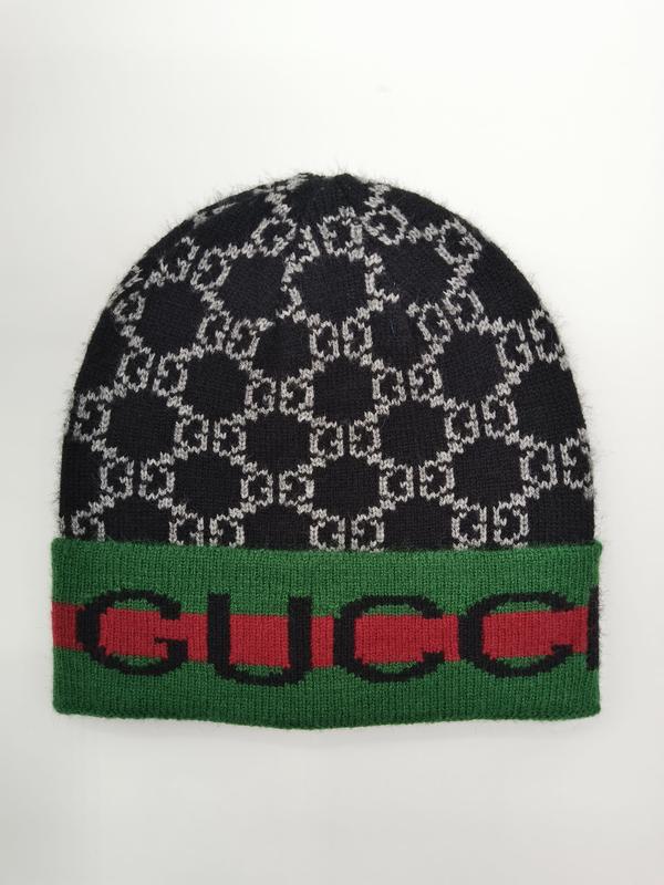 Bonnet grosse maille monogramme entrelacé noir et gris avec revers bande rayée vert rouge