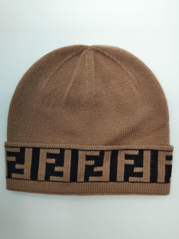 Bonnet fin camel marron avec revers replié motif monogramme géométrique noir répété