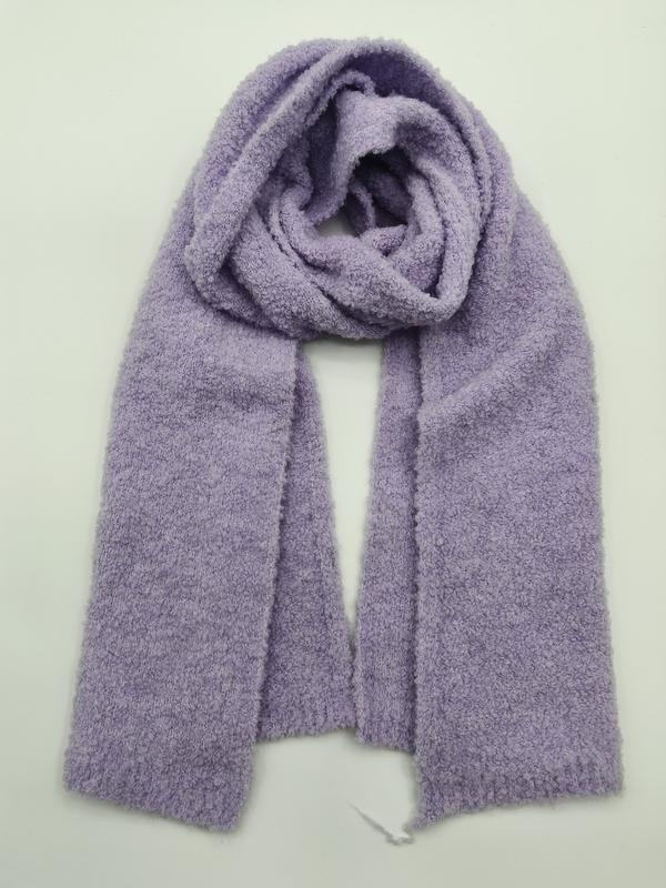 Écharpe boucle lavande enroulée sur fond blanc