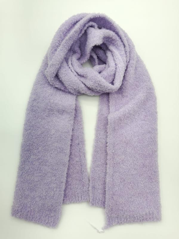 Grande écharpe boucle lavande violet pâle posée à plat sur fond blanc