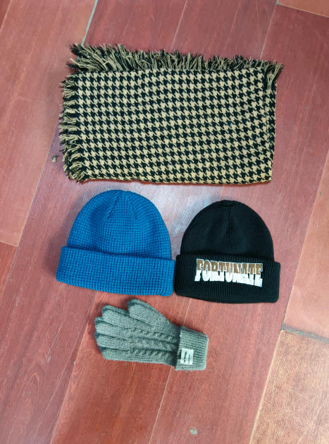 Flat lay écharpe pied-de-poule beige à franges