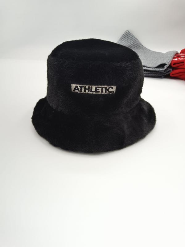 Bob fourrure synthétique noire avec patch brodé Athletic