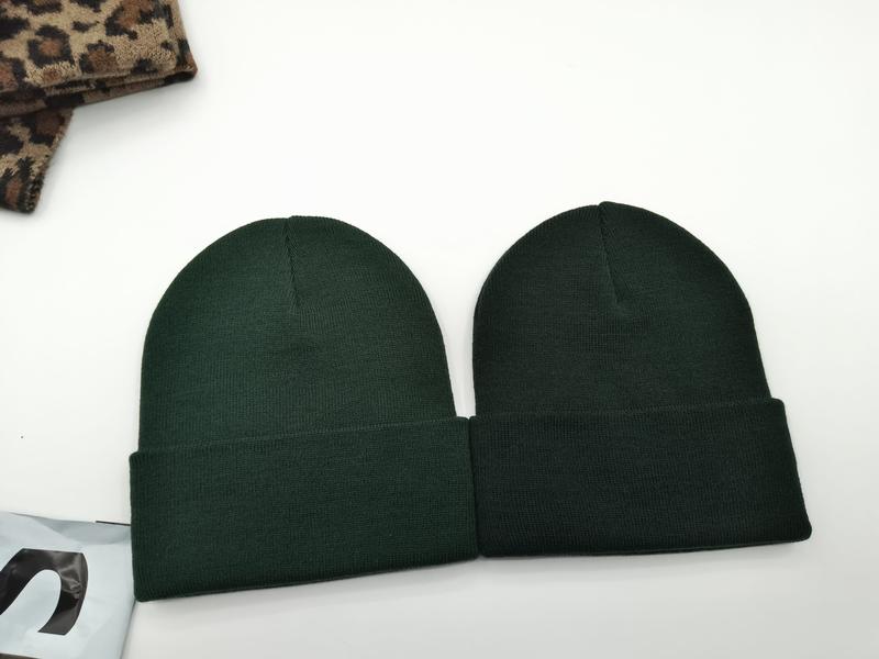 Deux bonnets tricot vert sapin à revers côtelé extensible