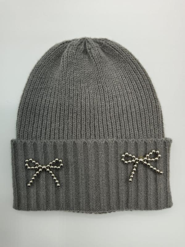 Bonnet tricot gris à revers avec broches nœuds en perles argentées